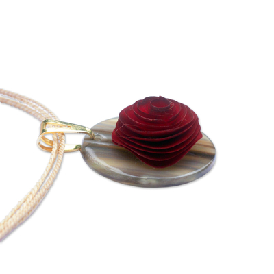 Charm-Armband aus Holz und Knochen mit Goldakzent - Charm-Armband mit kreisförmigem Goldakzent aus Holz und Horn mit Rosenblüten