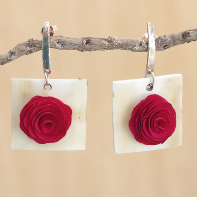 Pendientes colgantes de madera y cuerno con detalles dorados, 'Vibrant Rose' - Pendientes colgantes florales de madera y hueso en rojo vibrante