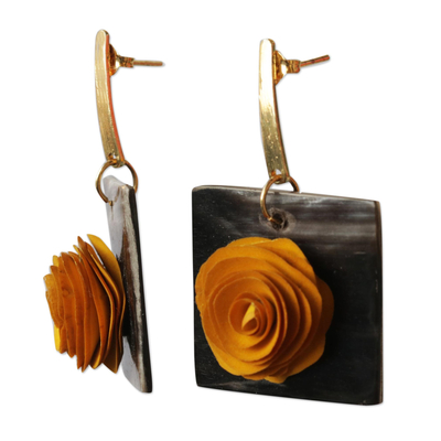 Ohrhänger aus Holz und Horn mit Goldakzenten - Florale Ohrringe aus gelbem und schwarzem Holz und Horn