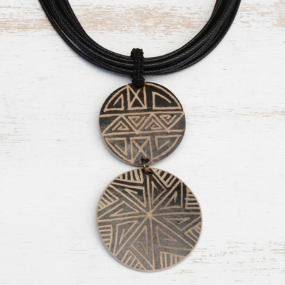 Halskette mit Holzanhänger - Halskette mit Holzanhänger und aufwendigen Linienmotiven