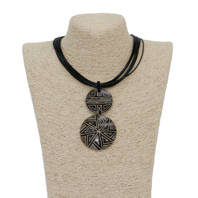 Halskette mit Holzanhänger - Halskette mit Holzanhänger und aufwendigen Linienmotiven