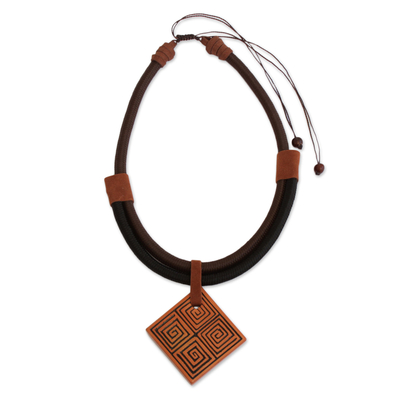 Halskette mit Anhänger aus Keramik mit Wildlederakzent - Halskette mit quadratischem Keramikanhänger mit Wildlederakzent aus Brasilien