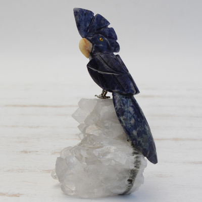 Sodalit- und Quarzfigur, 'Blauer Kakadu'. - Sodalit- und Quarz-Kakadu-Figur aus Brasilien