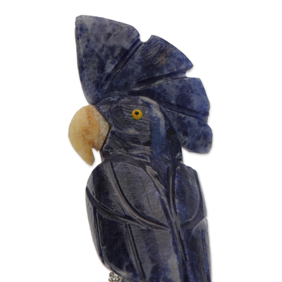 Figura de sodalita y cuarzo, 'Cacatúa azul' - Figura de cacatúa de sodalita y cuarzo de Brasil