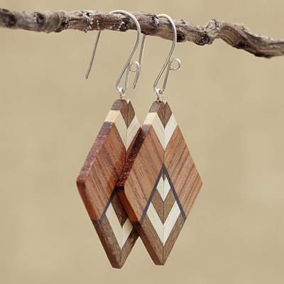 Ohrhänger aus Holz - Quadratische moderne Holzohrringe aus Brasilien