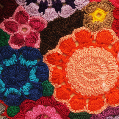 Baumwoll- und Holztablett, 'Großes Blumenfeld' - Mehrfarbige Blumenschale aus Baumwolle und Holz aus Brasilien