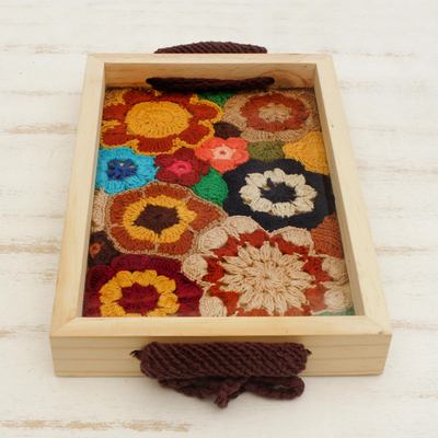Tablett aus Baumwolle und Holz, 'Cute Bouquet - Blumenschale aus gehäkelter Baumwolle und Holz aus Brasilien