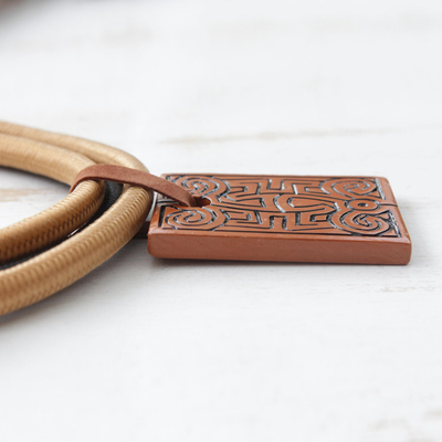 Halskette mit Keramikanhänger, 'Elegantes Labyrinth'. - Verstellbare Keramik-Anhänger-Halskette, hergestellt in Brasilien