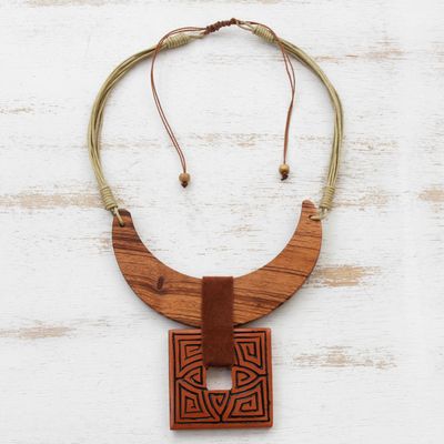 Halskette mit Keramik- und Holzanhängern, 'Mondsichel-Labyrinth' - Sichelförmiger Anhänger aus Keramik und Holz Halskette