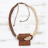 Keramik-Anhänger-Halskette, „Amazonas-Labyrinth“ – Labyrinth-Motiv-Keramik-Anhänger-Halskette aus Brasilien
