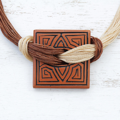 Halskette mit Keramikanhänger - Labyrinth-Motiv-Keramik-Anhänger-Halskette aus Brasilien