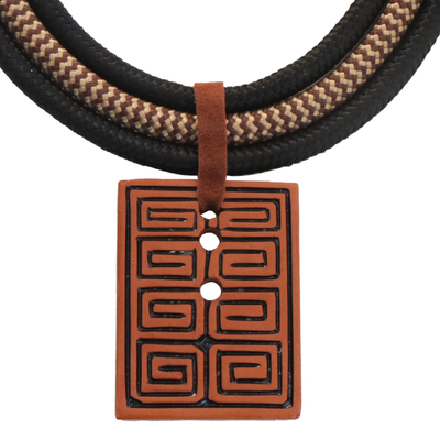 Halskette mit Keramikanhänger - Rechteckige Halskette mit Keramikanhänger aus Brasilien