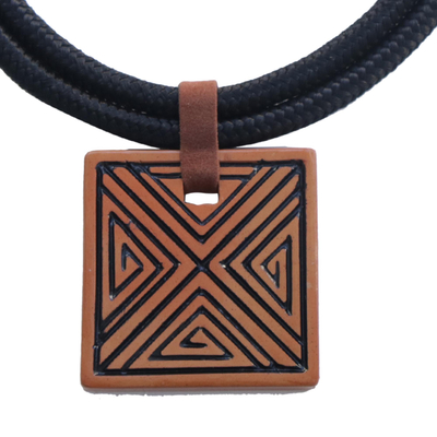 Collar colgante de cerámica - Collar con colgante de cerámica con patrón triangular de Brasil