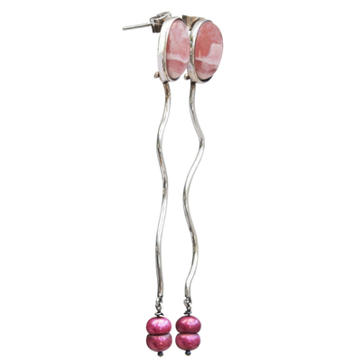 Rhodochrosit- und Zuchtperlen-Baumelohrringe, 'Rosa Zickzack'. - Rhodochrosit und rosa Perlenohrringe aus Brasilien