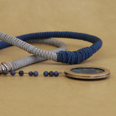 Halskette mit Lapislazuli-Anhänger - Lange Halskette mit Lapislazuli-Anhänger aus Brasilien