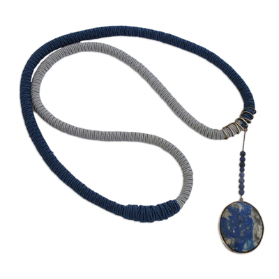 Halskette mit Lapislazuli-Anhänger - Lange Halskette mit Lapislazuli-Anhänger aus Brasilien