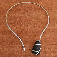 Halskette mit Onyx-Kragen, „Black Magnitude“ – Halskette mit schwarzem Onyx-Kragenanhänger aus Brasilien