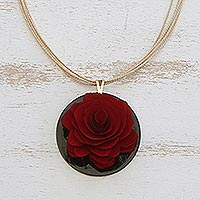 Halskette mit Anhänger aus Holz und Horn, „Circle Rose“ – Halskette mit rundem Rosenblüten-Anhänger aus Holz und Horn