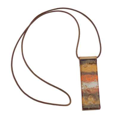 Halskette mit Anhänger aus Kunstglas und Leder - Handgefertigte mehrschichtige Glasanhänger-Halskette aus Brasilien