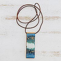Halskette mit Anhänger aus Glas und Leder, „Cloudy Sky“ – Halskette mit Anhänger aus blauem und weißem Glas und Leder