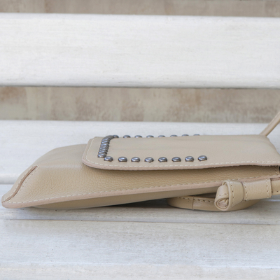 Umhängetasche aus Leder, 'Modern Essentials in Beige'. - Sandbeige Leder Messing Akzente Rechteckige Schlinge