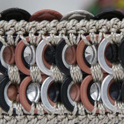 Armband mit Limonadenverschluss - Aluminium-Soda-Pop-Top-Armband mit Chevron-Muster aus Brasilien