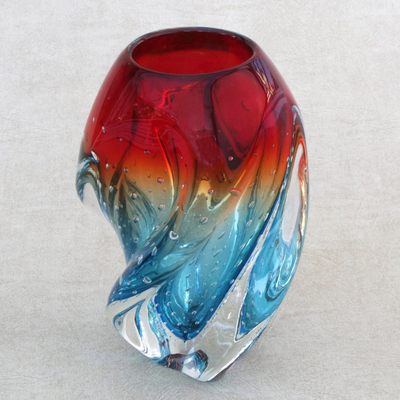 Kunstglasvase - Blaue und rote mundgeblasene Kunstglasvase aus Brasilien