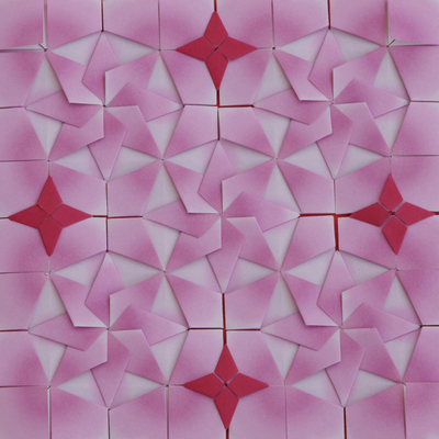 Wandkunst aus Papier - Geometrische Origami-Papierwandkunst in Rosa und Rot aus Brasilien