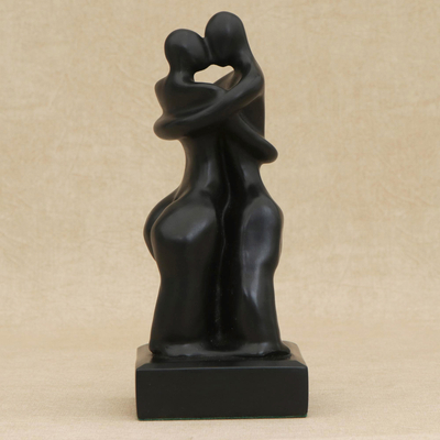 Harz-Skulptur, 'Der heiße Kuss' - Romantische Kunstharzskulptur in Schwarz aus Brasilien