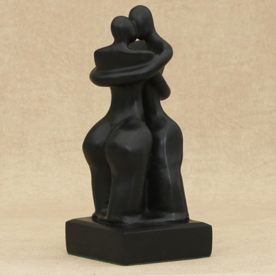 Escultura de resina, 'El beso caliente' - Escultura romántica de resina de bellas artes en negro de Brasil