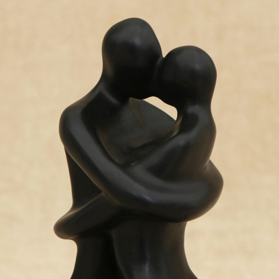 Escultura de resina, 'El beso caliente' - Escultura romántica de resina de bellas artes en negro de Brasil