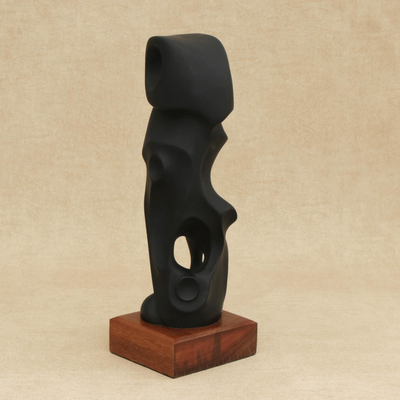 Escultura de resina, 'Peregrino abstracto en negro' - Escultura abstracta de resina de un halcón en negro de Brasil