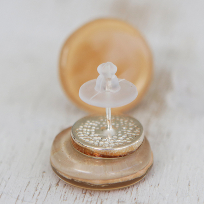 Pendientes de botón de vidrio artístico, 'Silken Sand' - Pendientes de botón de vidrio fundido beige