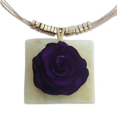 Holz- und Hornanhänger-Halskette, 'Verlockende Rose'. - Lila Holz- und Hornblumenanhänger-Halskette aus Brasilien
