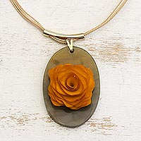 Collar colgante de madera y cuerno, 'Moody Rose' - Collar colgante de madera ovalada y flor de cuerno de Brasil