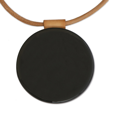 Halskette mit Anhänger aus geschmolzenem Glas - Schwarze Halskette aus geschmolzenem Glas mit Scheibenanhänger und braunem Lederband