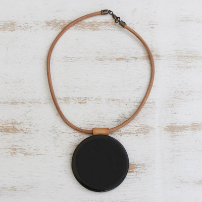 collar con colgante de vidrio fundido - Collar de cordón de cuero marrón con colgante de disco de vidrio fundido negro