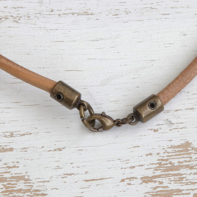 Halskette mit Anhänger aus Kunstglas - Weiße Kunstglas-Scheibenanhänger-Halskette aus braunem Lederband