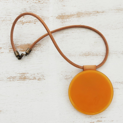 Halskette mit Anhänger aus Kunstglas - Gelb-orange Kunstglas-Anhänger-Halskette aus Brasilien