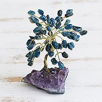 Árbol de piedras preciosas de apatita, 'Oceanic Leaves' - Árbol de piedras preciosas de apatita con una base de amatista de Brasil
