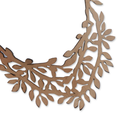 Halskette mit Lederhalsband - Halskette aus Leder mit Blattmuster in Mandelfarbe aus Brasilien