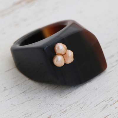 Agate and cultured pearl cocktail ring, 'Mesmerizing Trio' - Artisan Crafted Modern Agate and Peach Cultured Pearl Ring