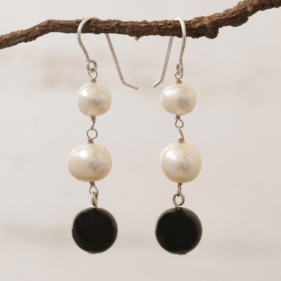 Pendientes colgantes de perlas cultivadas y ónix - Aretes de perlas cultivadas blancas y ónix negro de Brasil