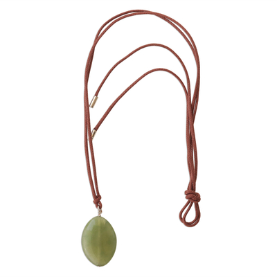 Jade-Anhänger-Halskette, 'Edelstein Mystique - Brasilianische handgefertigte grüne Jade-Anhänger-Halskette