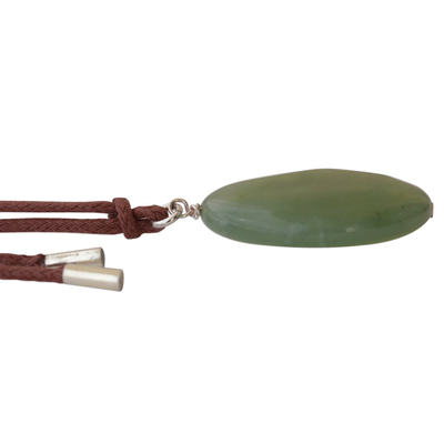 Jade-Anhänger-Halskette, 'Edelstein Mystique - Brasilianische handgefertigte grüne Jade-Anhänger-Halskette