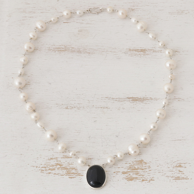Collar con colgante de perlas cultivadas y ónix - Collar de perlas cultivadas blancas y ónix negro de Brasil