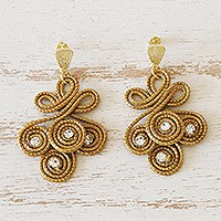 Pendientes colgantes de hierba dorada con acento dorado, 'Golden Curls' - Pendientes brasileños de hierba dorada y curlicue de pedrería