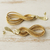 Aretes colgantes de hierba dorada con detalles dorados - Aretes colgantes de hierba dorada brasileña con baño de oro de 18 k
