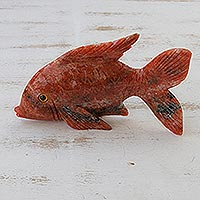 Figura de calcita, 'Pez jengibre' - Escultura artesanal de pez de calcita naranja de Brasil