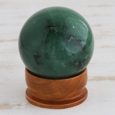 Escultura de esfera de cuarzo - Escultura de piedras preciosas de cuarzo verde con base de cedro